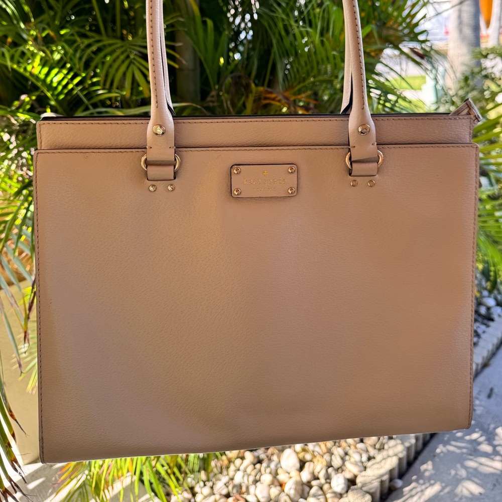Kate Spade tote with zip closure 👜